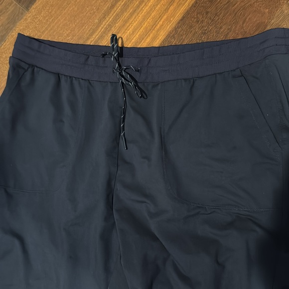 Zella Live In Pocket Joggers with drawstring waist in black - Picture 4 of 5